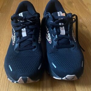 Women’s BROOKS ADRENALINE GTS 22 Run Wild Size 11 Leopard Black